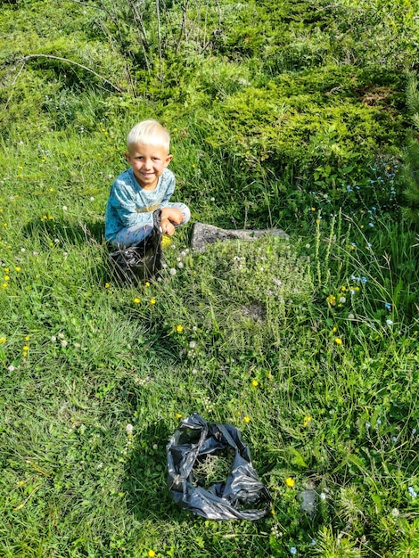 Ein Junge in der Schlucht des Flusses Cherek in der Nähe des Ushtulu-Gebiets Kaukasus 2021