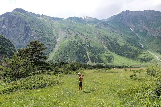 Ein Junge in der Schlucht des Flusses Cherek in der Nähe des Ushtulu-Gebiets Kaukasus 2021