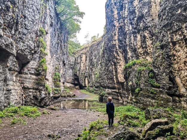 Ein Junge in der Steinschüssel-Schlucht Eine Schlucht in den Bergen der Landschaftsnatur von Dagestan Russland