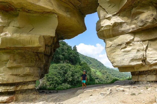 Ein Junge in einem Felsbogen auf dem Aktoprak-Pass im Kaukasus Russland Juni 2021