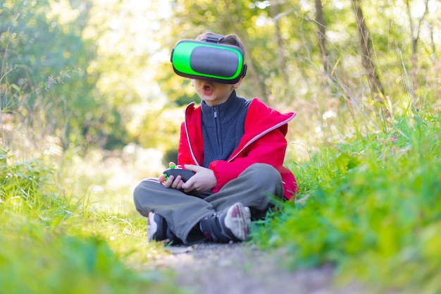 Ein Junge in Virtual-Reality-Brille auf der Straße Moderne Kinder Moderne Technologien