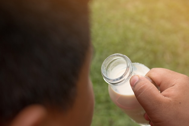 Ein Junge mit einem Glas Milch, Trinkmilch.