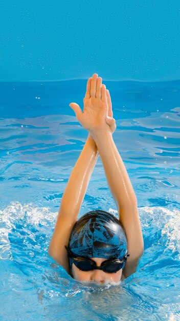 Foto ein junge schwimmt im indoor-pool und amüsiert sich während des schwimmunterrichts