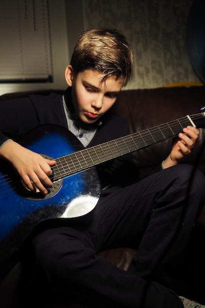 Foto ein junge spielt gitarre in einer bar