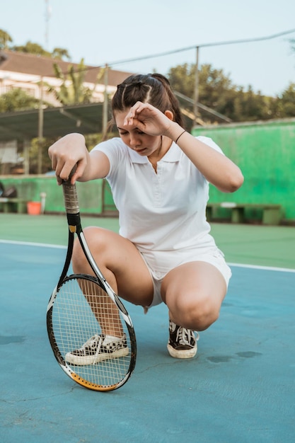 Foto ein junge spielt tennis.