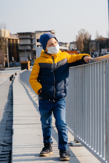Ein Junge steht auf einer Brücke