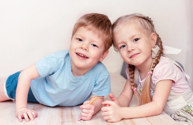 Ein Junge und ein Mädchen lächeln am Küchentisch