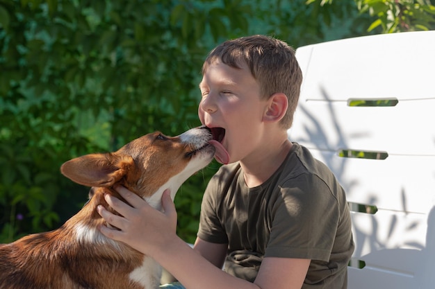 Ein Junge und ein Pembroke Welsh Corgi-Hund Positive Emotionen Haustiere