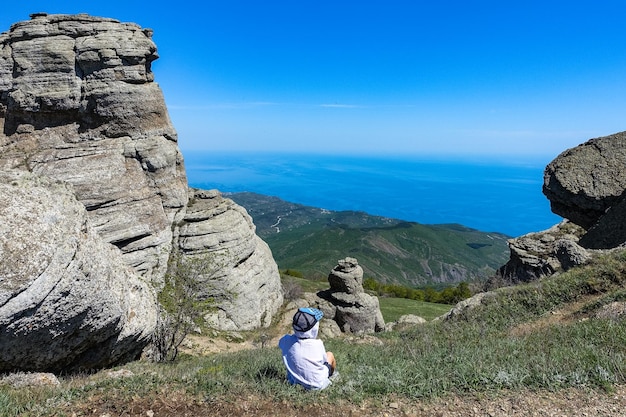 Ein Junge vor dem Hintergrund der alten Kalkstein-Hochgebirge Das Tal der Geister Demerji Krim