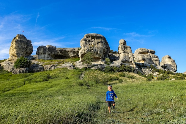 Ein Junge vor dem Hintergrund einer malerischen Aussicht auf die Bachtschissarai-Sphinxe Bachtschissarai Mai 2021