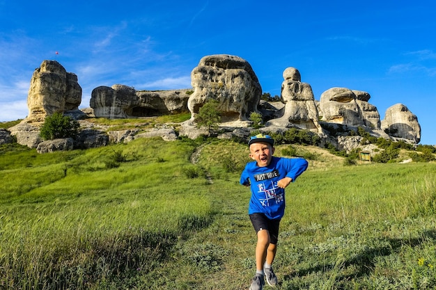 Ein Junge vor dem Hintergrund einer malerischen Aussicht auf die Bachtschissarai-Sphinxe Bachtschissarai Mai 2021