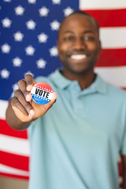 Ein junger afroamerikanischer Mann zeigt stolz ein 39vote39-Abzeichen mit Kopierraum