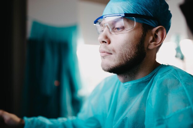 Ein junger Arzt in Uniform arbeitet in einem Krankenhaus am Bildschirm