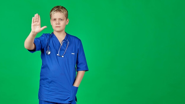 Ein junger Arzt zeigt mit ausgestreckter Handfläche ein Stoppschild