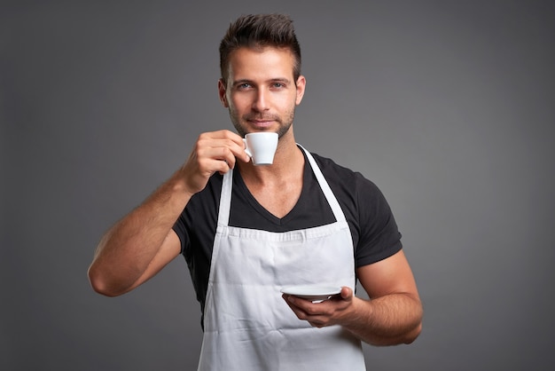 Ein junger Barista-Mann