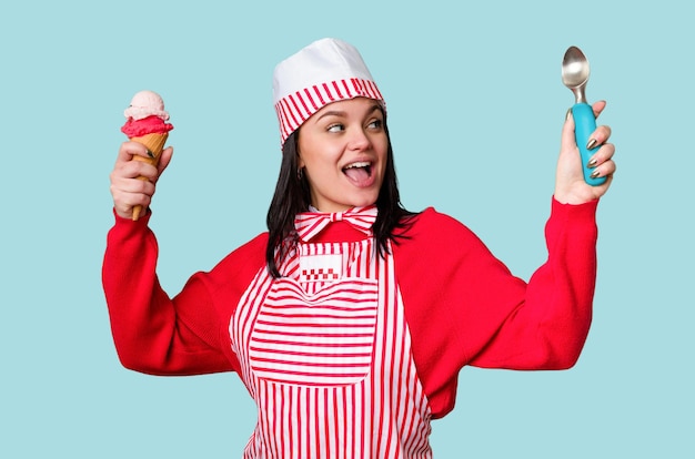 Ein junger Eisverkäufer in Vintage-Kleidung hält glücklich lächelnd eine süße Waffel in der Hand