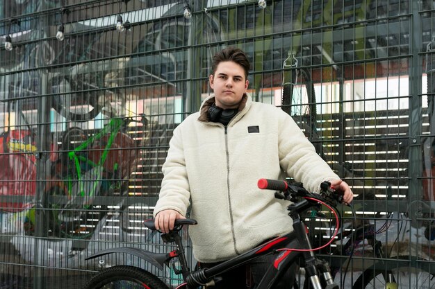 Ein junger Europäer, gekleidet in eine Winterjacke, mietete ein Fahrrad für das Wochenende