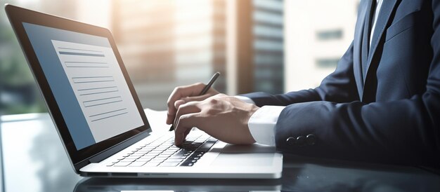 Foto ein junger geschäftsmann benutzt seinen laptop