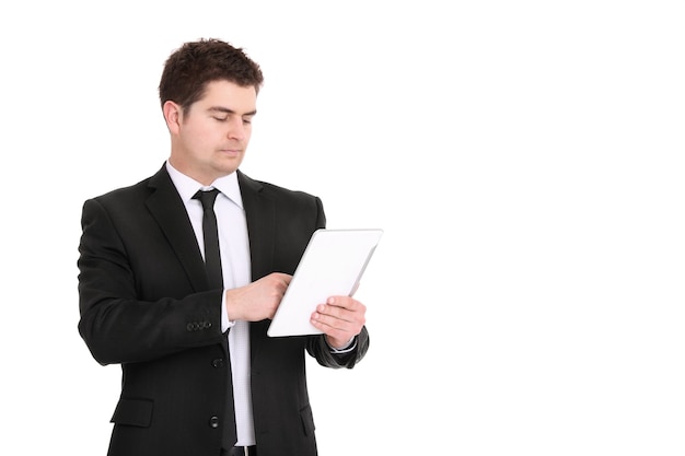 ein junger Geschäftsmann mit seinem Tablet-Computer über Weiß