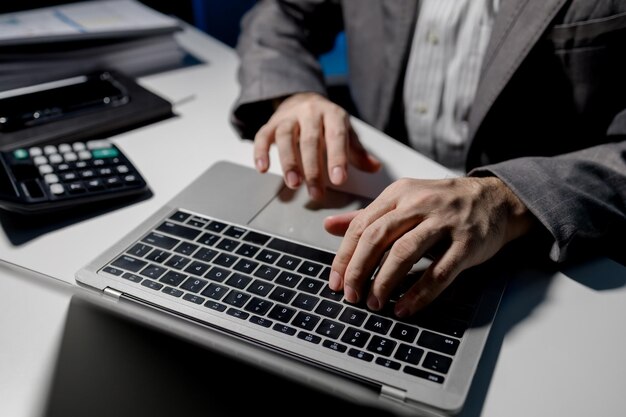 Foto ein junger geschäftsmann sucht mit einem laptop nach wichtigen informationen über geschäftskonkurrenten ein laptop wurde von einem mitarbeiter verwendet, um auf wichtige dokumente zuzugreifen