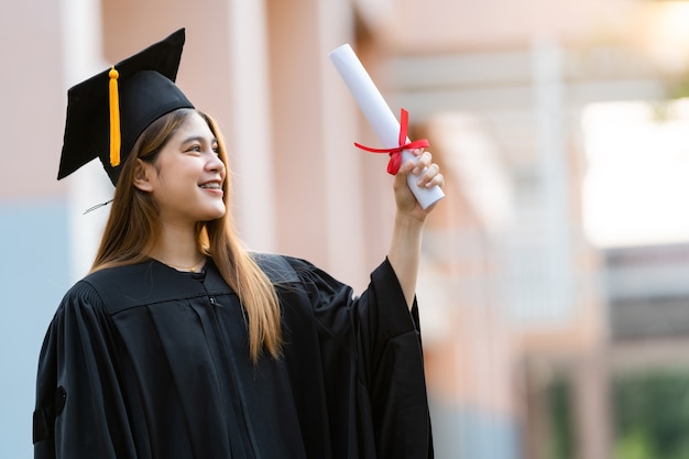 Ein junger Hochschulabsolvent besitzt ein Abschlusszeugnis