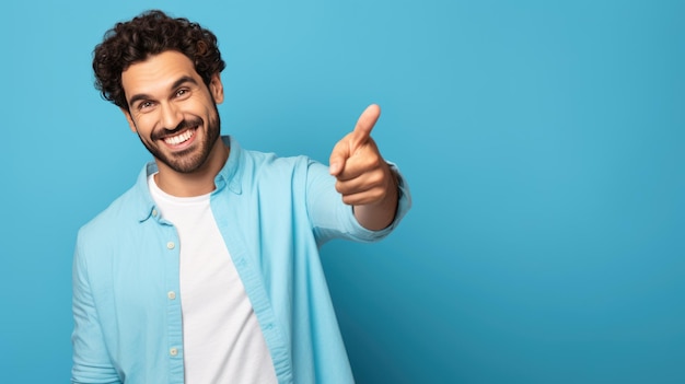 Ein junger, hübscher Mann in lässiger Kleidung und Brille, der mit der Hand und dem Finger zur Seite zeigt und in die Kamera schaut