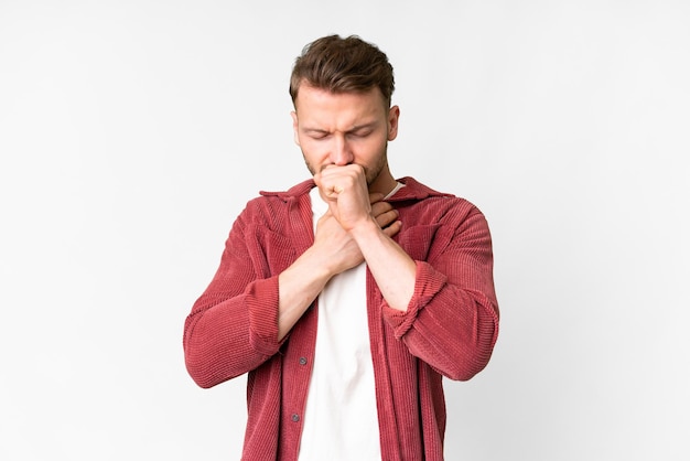 Ein junger, hübscher, weißer Mann über einem isolierten, weißen Hintergrund leidet an Husten und fühlt sich schlecht.