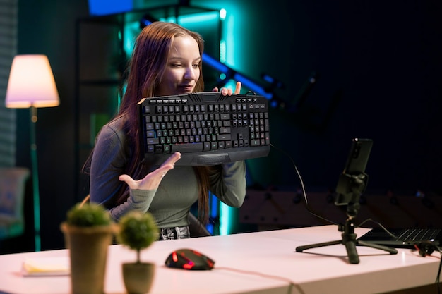 Ein junger Influencer testet eine mechanische Tastatur, während er im Studio eine Rezension macht