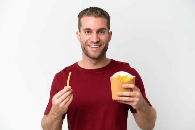 Ein junger kaukasischer Mann hält Pommes Frites auf weißem Hintergrund.