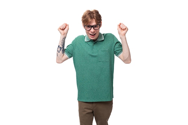 Foto ein junger, kluger, weißhaariger, rothaariger mann in einem grünen t-shirt brainstormt