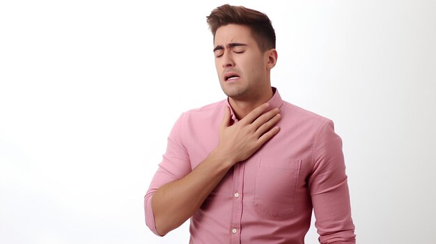 Ein junger Mann, der an einem Asthmaanfall leidet, hält seine Brust auf einem isolierten weißen Hintergrund.