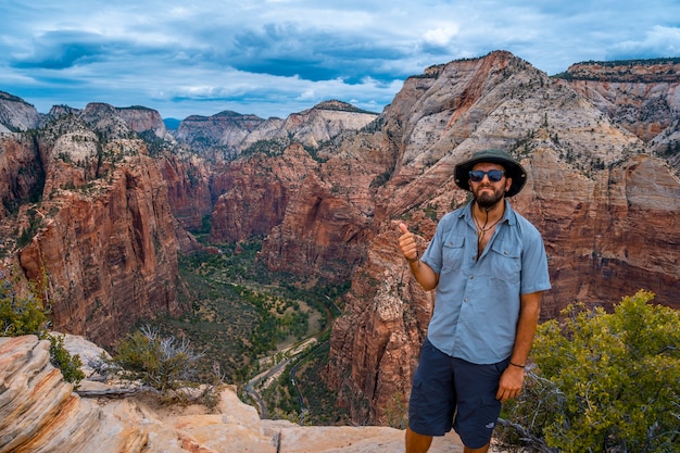 Ein junger Mann, der das Trekking des Angels Landing Trail im Zion-Nationalpark feiert