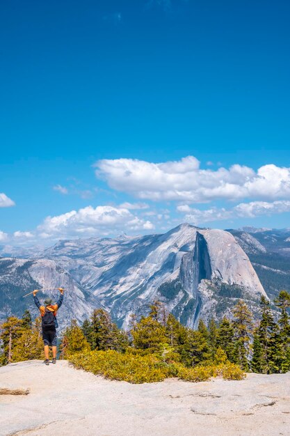 Ein junger Mann, der feiert, dass er zu Fuß zum Sentinel Dome in Yosemite gekommen ist