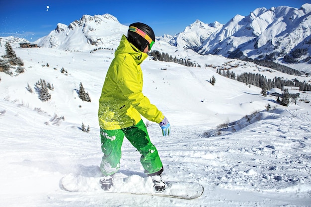 Ein junger Mann fährt im Winter auf schneebedeckten Bergen Ski