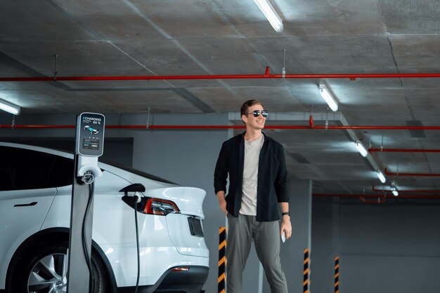 Ein junger Mann fährt mit einem Elektrofahrzeug zu den Innenräumen des Einkaufszentrums.