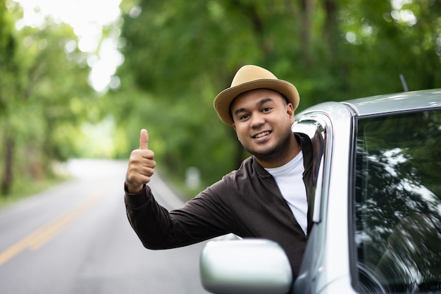 Ein junger Mann fuhr in die Provinz und verließ die Stadt. Er parkte am Straßenrand Dann nahm er die Leiche aus dem Autotürfenster Und Daumen hoch