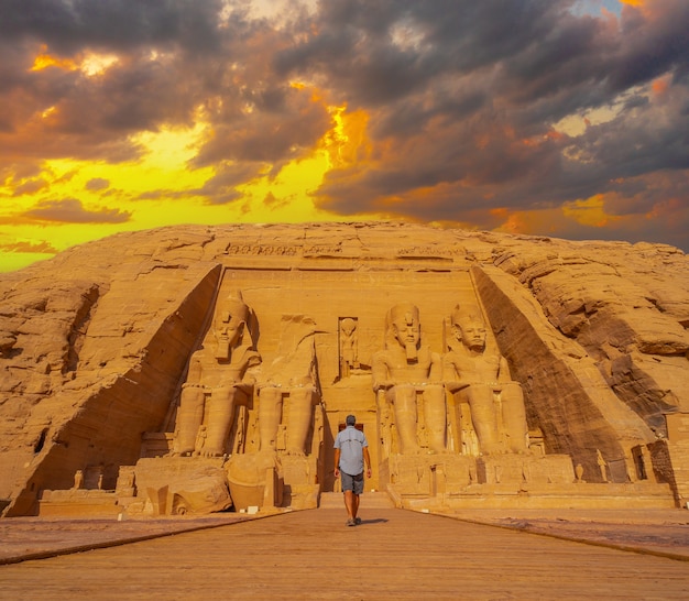 ein junger mann geht zum abu simbel tempel