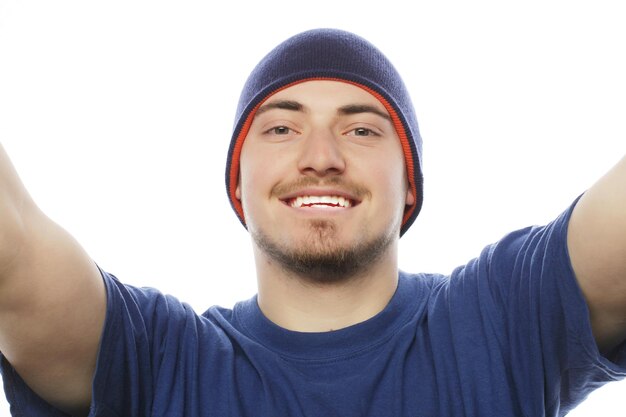 Ein junger Mann hält eine Kamera und macht ein Selfie