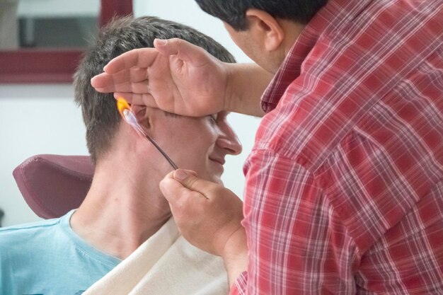 Ein junger Mann im Friseursalon