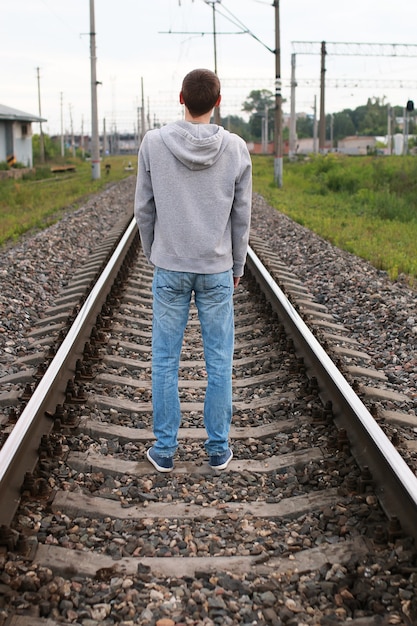 Ein junger Mann im Hoodie Hip-Hop im Tunnel