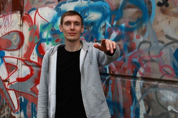 Ein junger Mann im Hoodie Hip-Hop im Tunnel