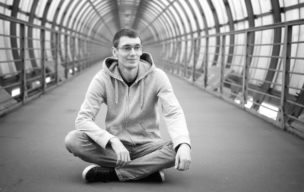 Ein junger Mann im Hoodie Hip-Hop im Tunnel