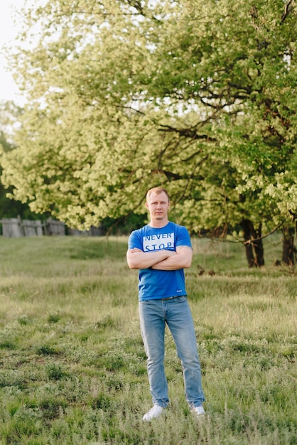 Ein junger Mann im Sommer im Freien