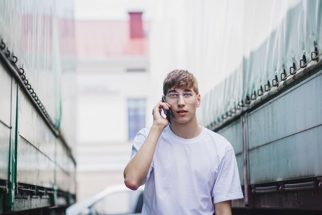 Ein junger Mann in einem leeren weißen T-Shirt