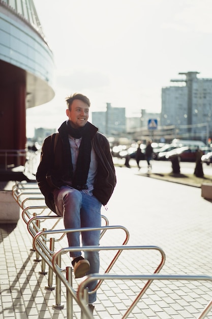 Foto ein junger mann läuft durch die stadt