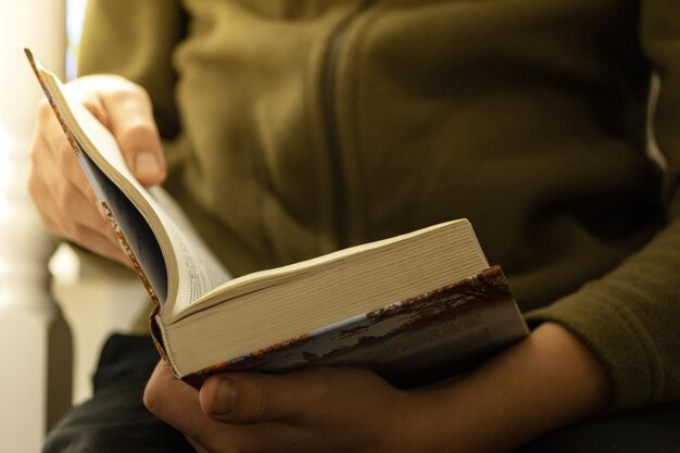 Foto ein junger mann liest ein buch