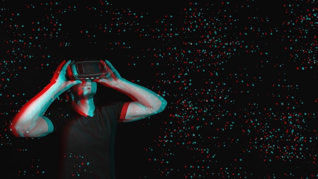 Foto ein junger mann mit einer hightech-virtual-reality-brille. mit platz für text. schwarzweiß mit 3d-glitch-virtual-reality-effekt