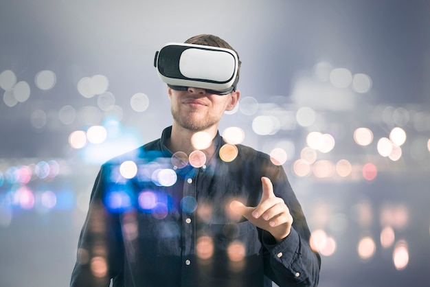 Ein junger Mann mit futuristischer Virtual-Reality-Brille, VR-Technologie
