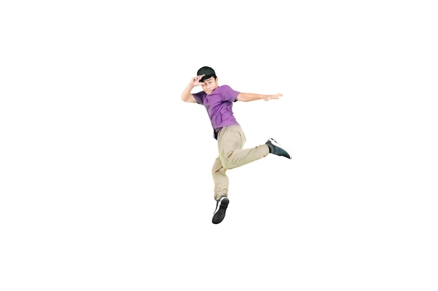 Ein junger Mann mit Hut macht Breakdance, isoliert auf weißem Hintergrund