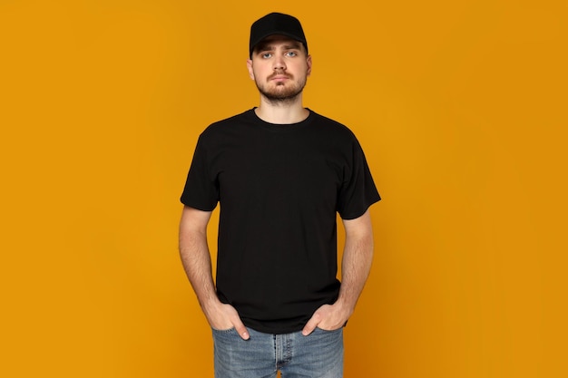 Foto ein junger mann mit schwarzem t-shirt und mütze